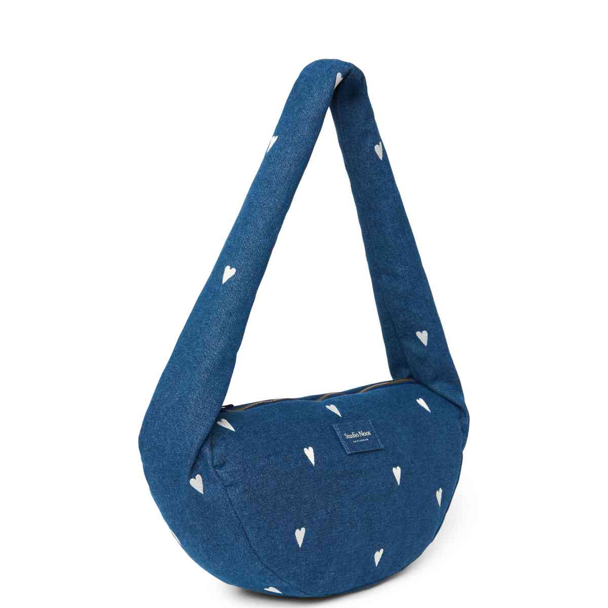 Susie Nove Handtasche in Blau mit Herzmuster - schräge Ansicht