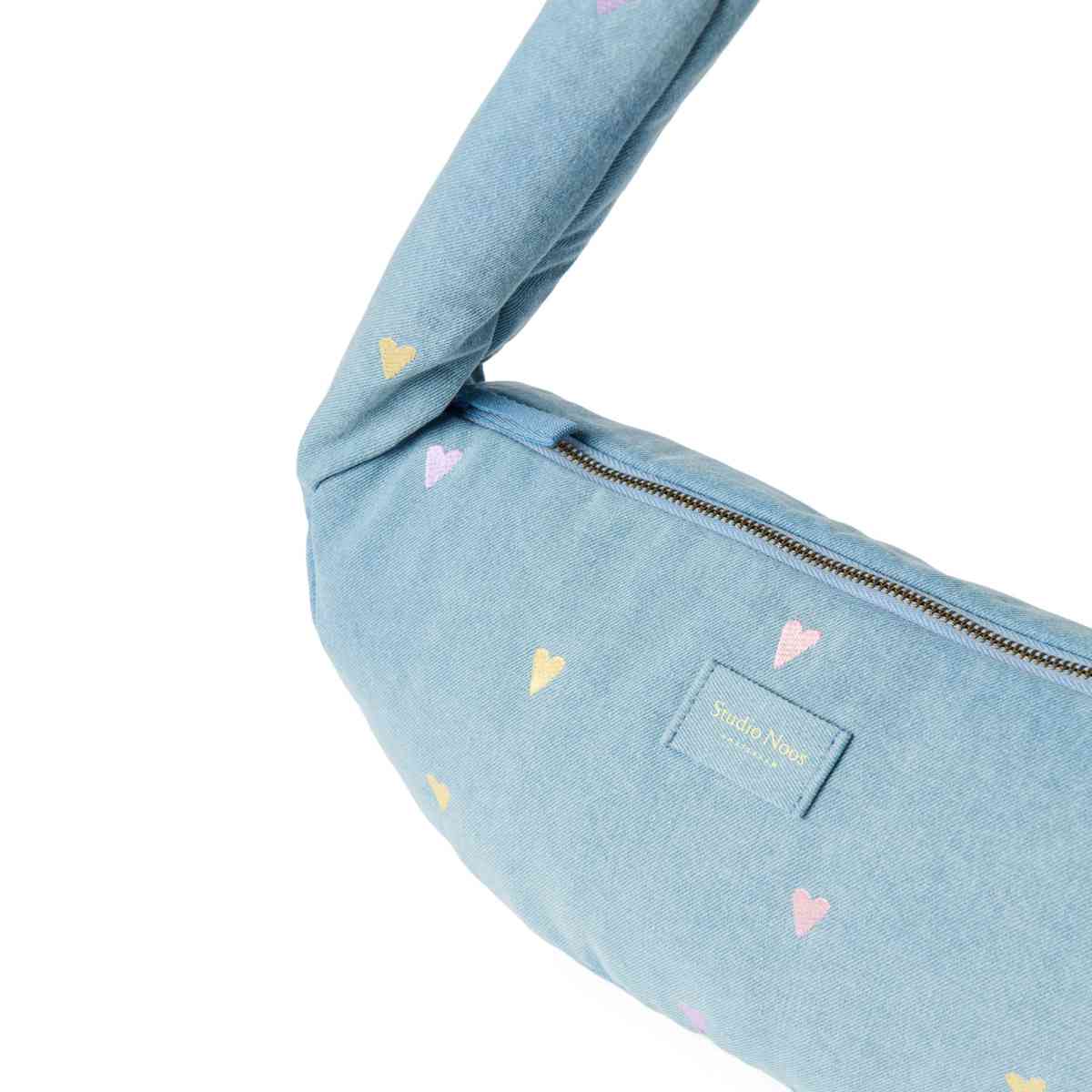 Studio Noos Tasche in Blau mit Herzen - Detailansicht