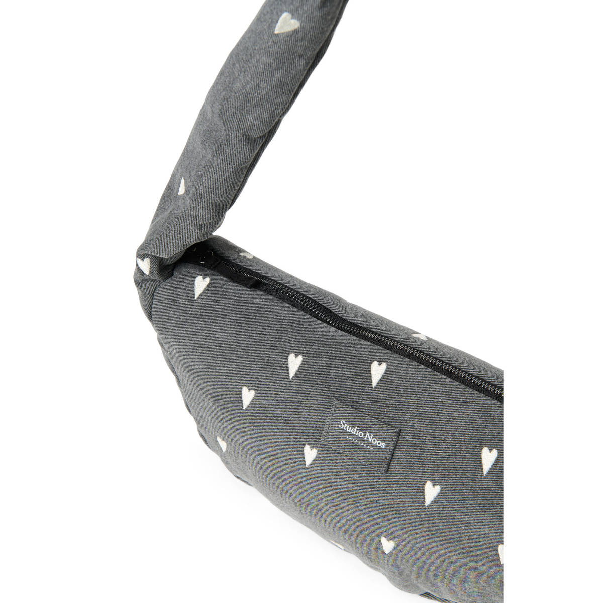Studio Noos Tasche in Grau mit Herzen - schräge Ansicht