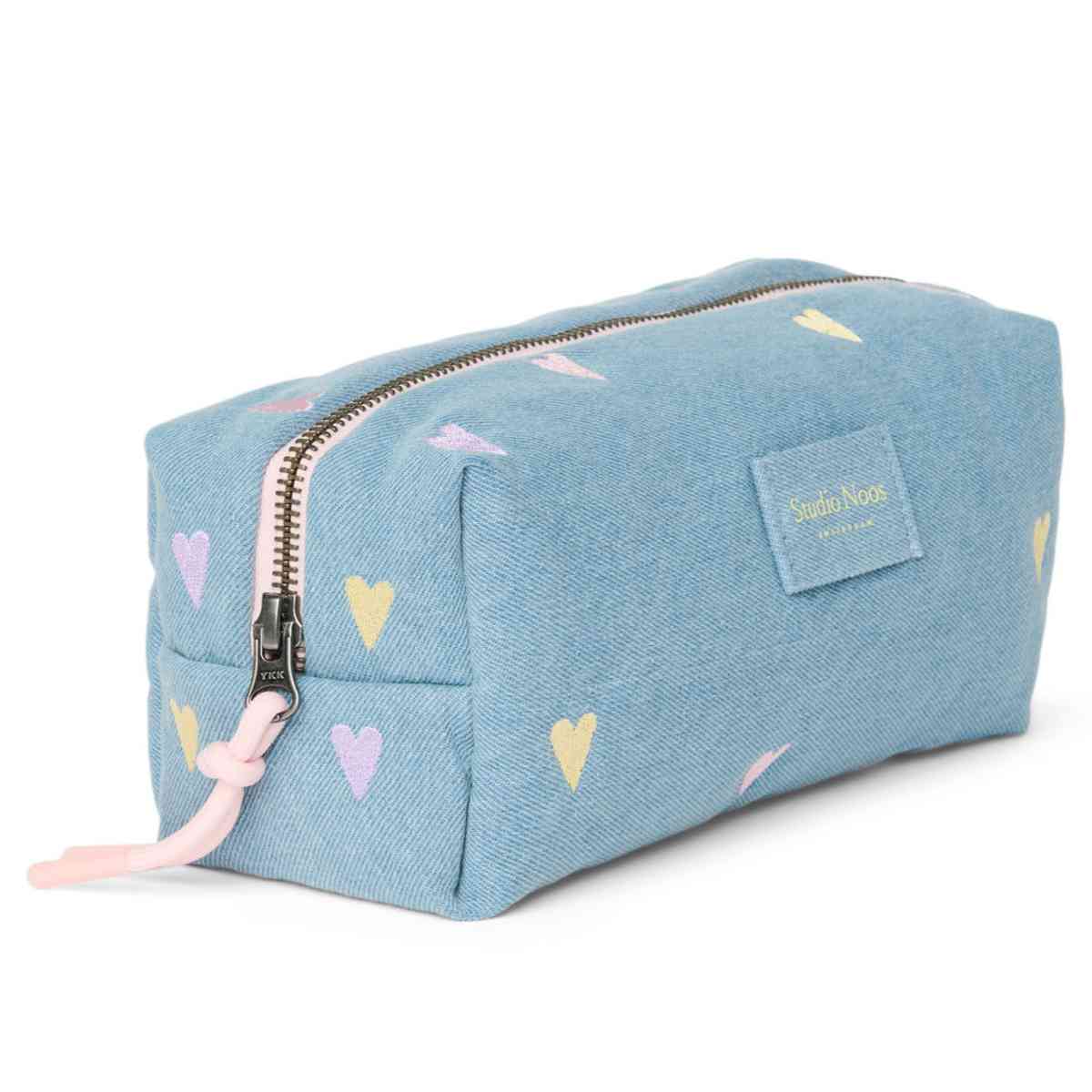 Studio Noos Kosmetiktasche in Blau mit Herzen - schräge Ansicht