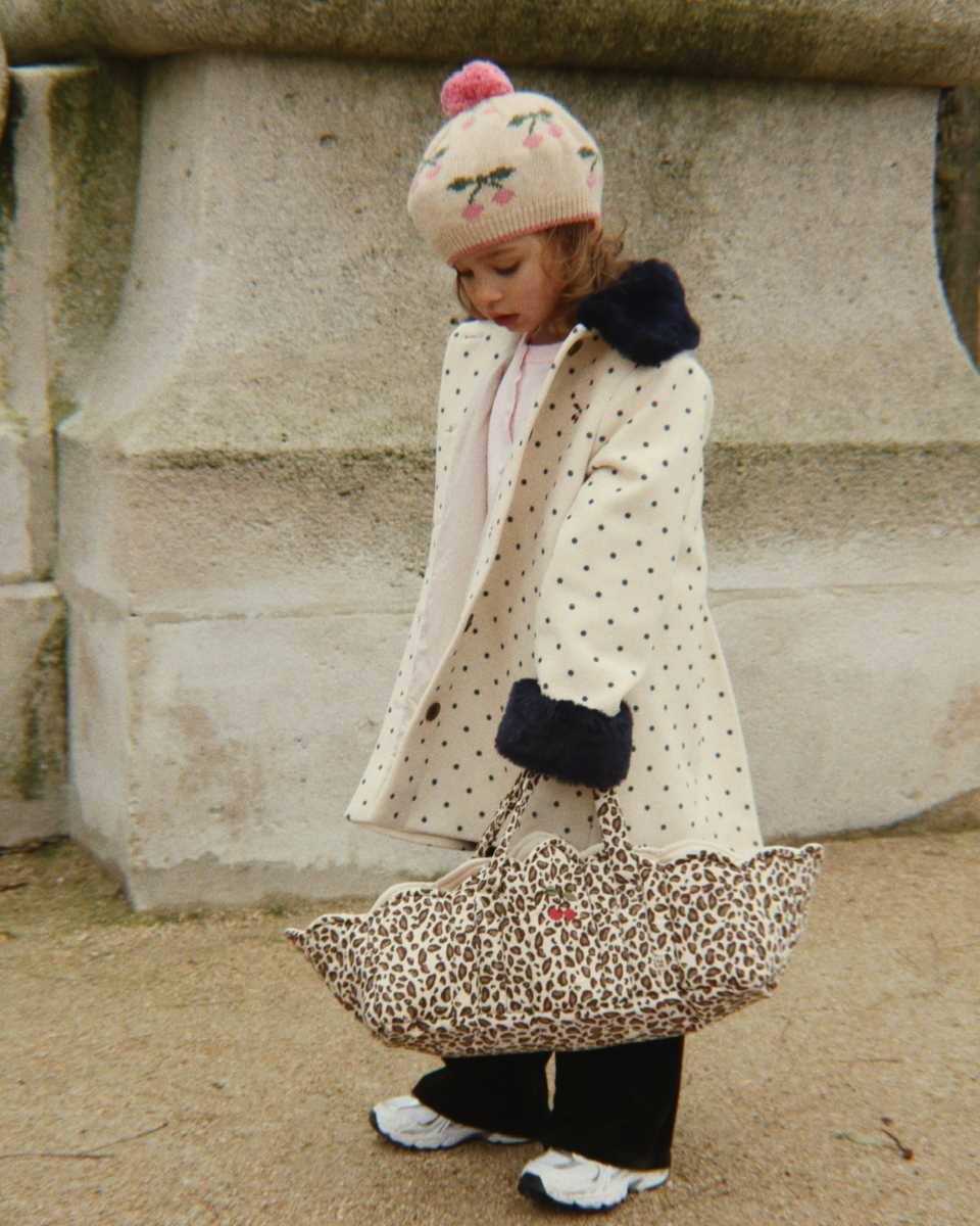 Kinderjacke mit schwarzen Punkten in Creme - Seitenansicht