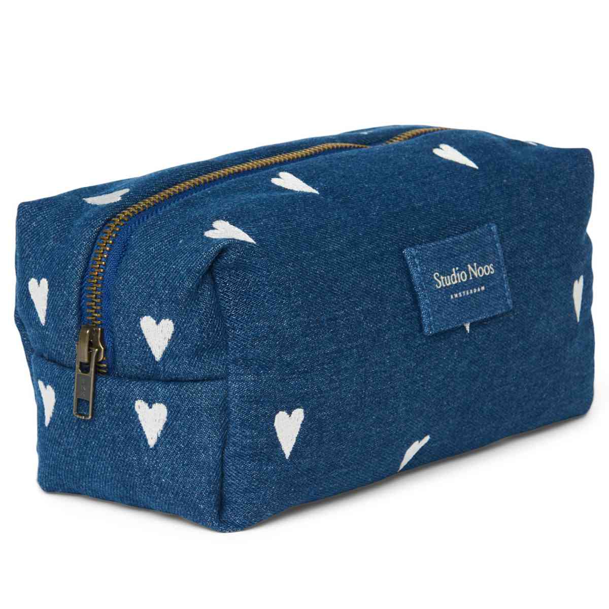 Studio Noos Tasche in Blau mit weißen Herzen - schräge Ansicht