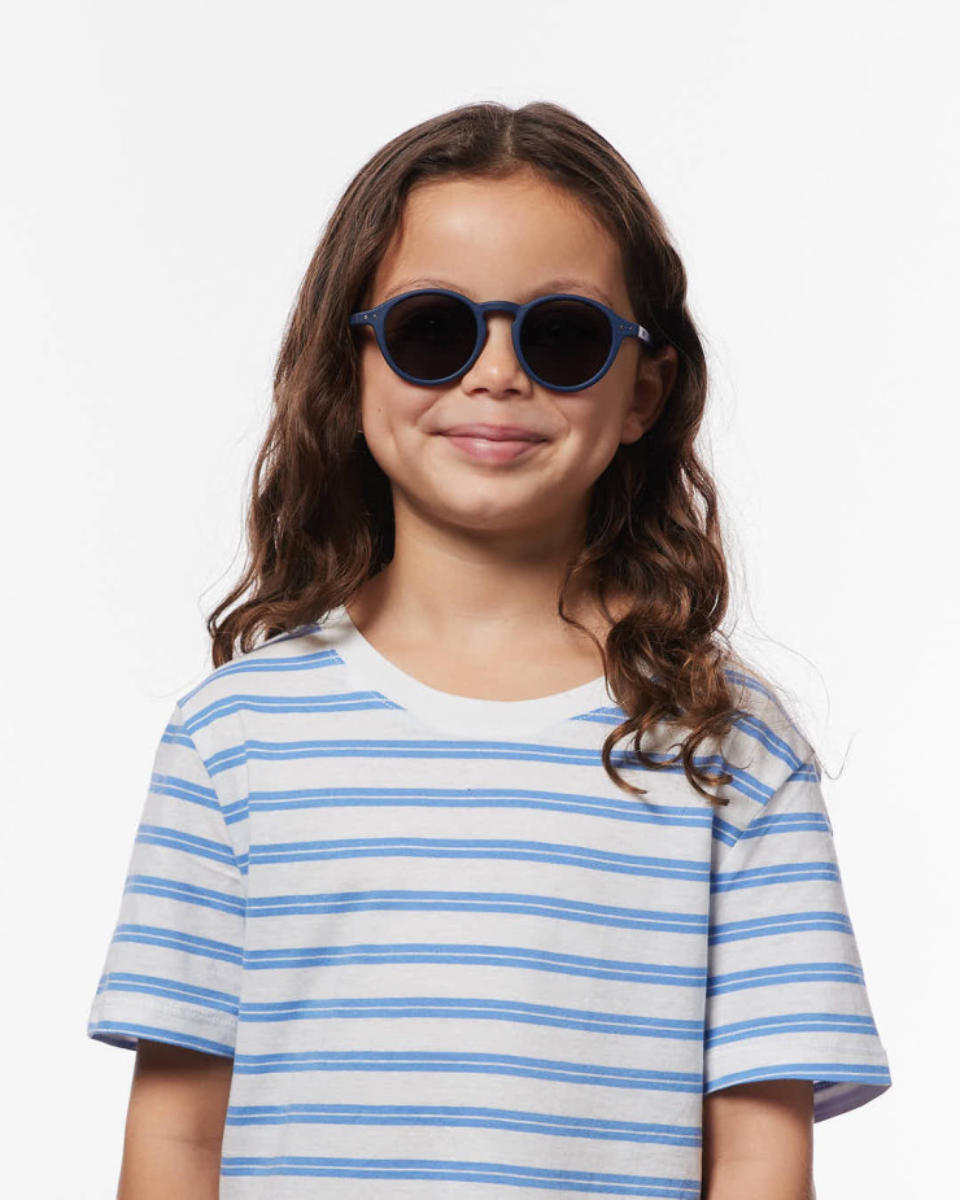 Kindersonnenbrille in Blau - getragen