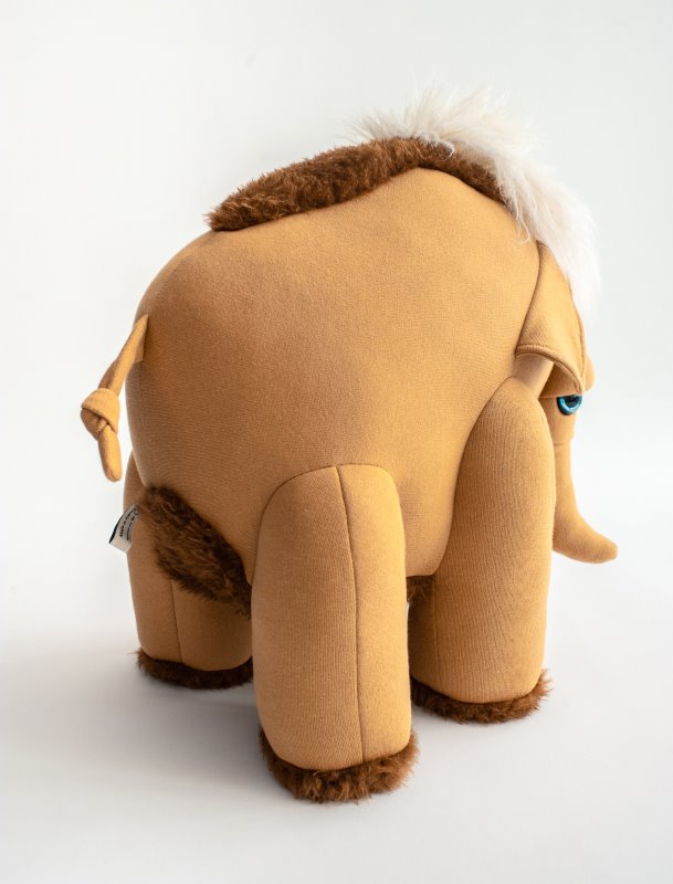 BigStuffed Kuscheltier Mammoth in Braun - schräge Rückansicht