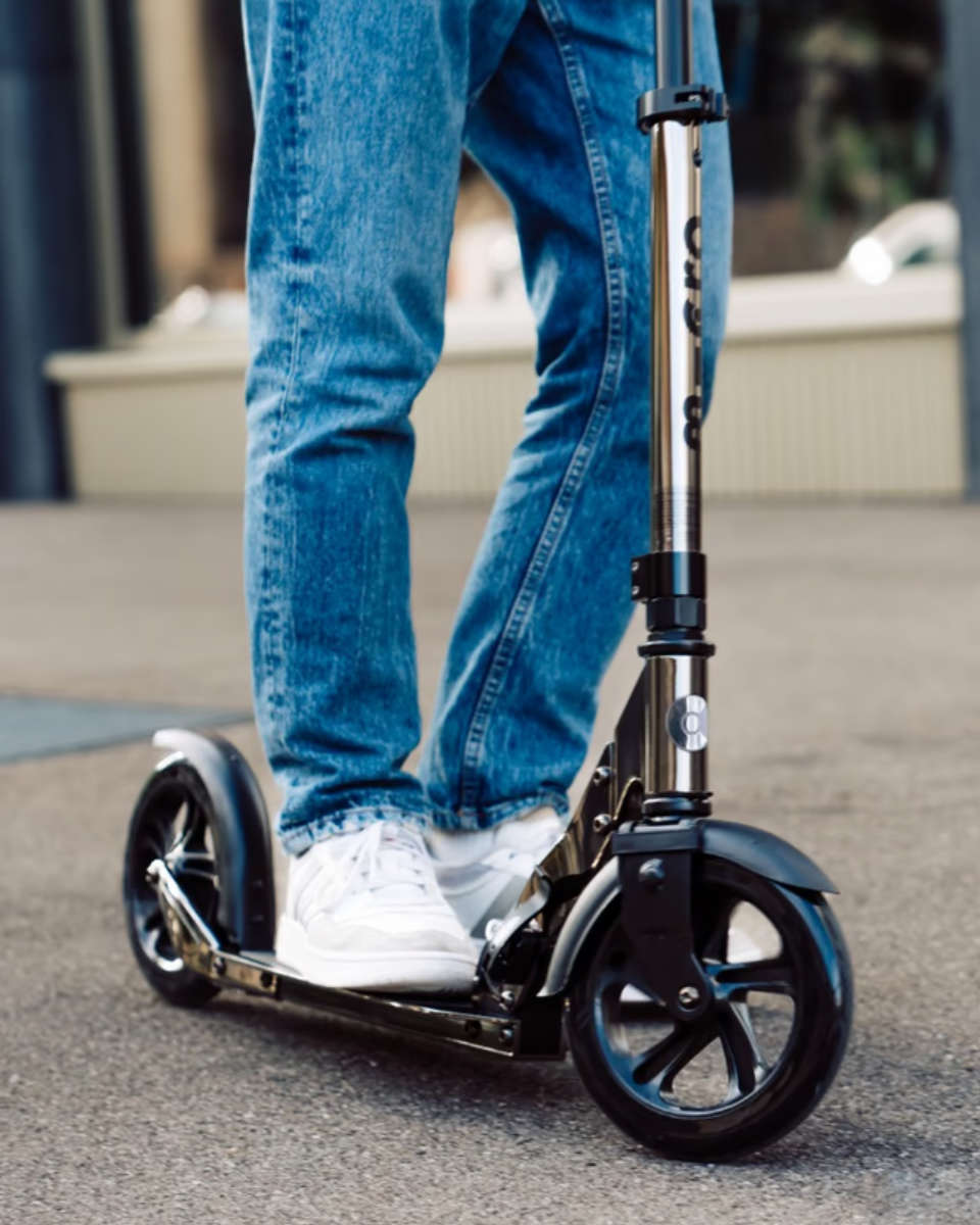 Micro Classic Neochrome Black – Faltbarer Scooter für Jugendliche & Erwachsene