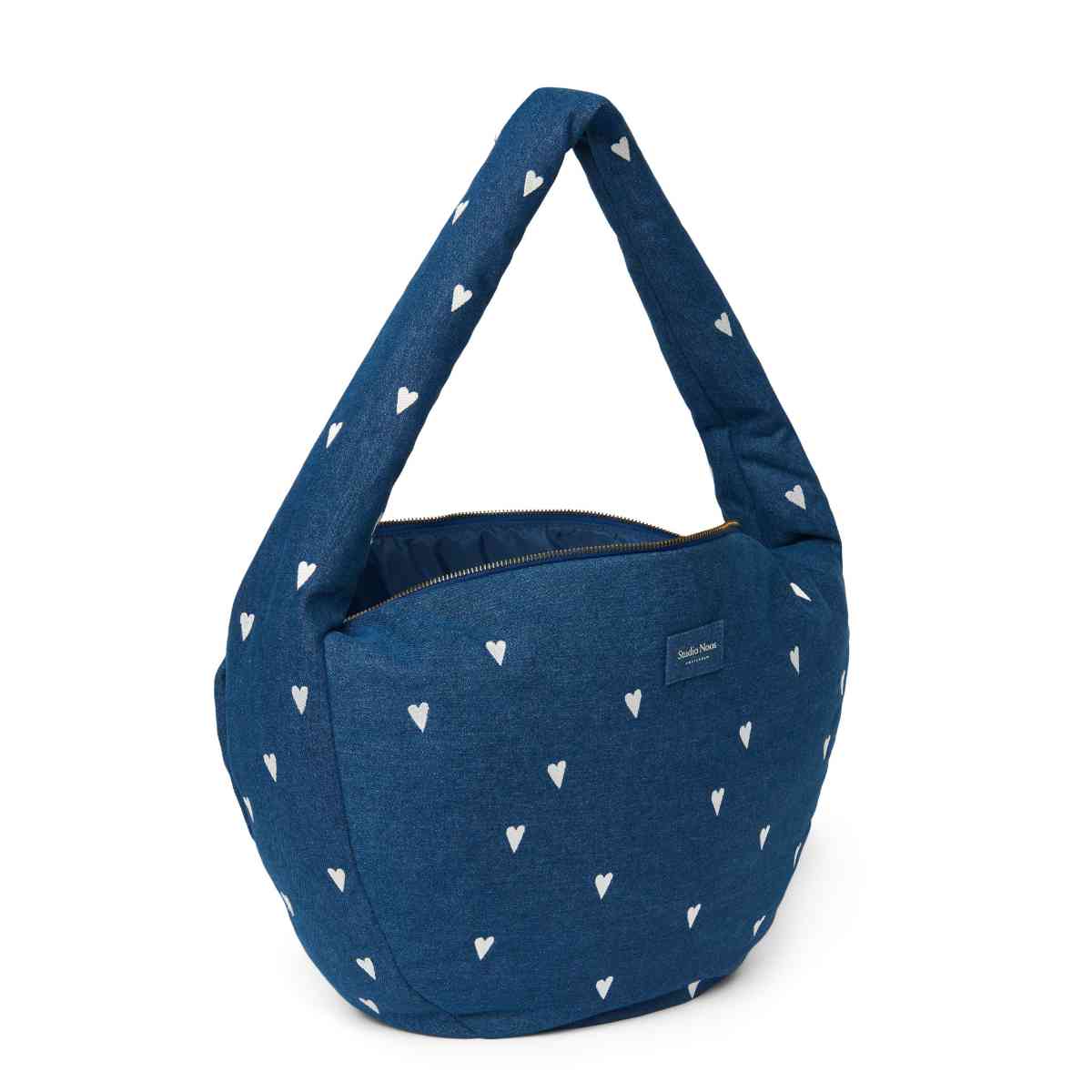 Studio Noos Tasche in Blau mit Herzen - schräge Ansicht