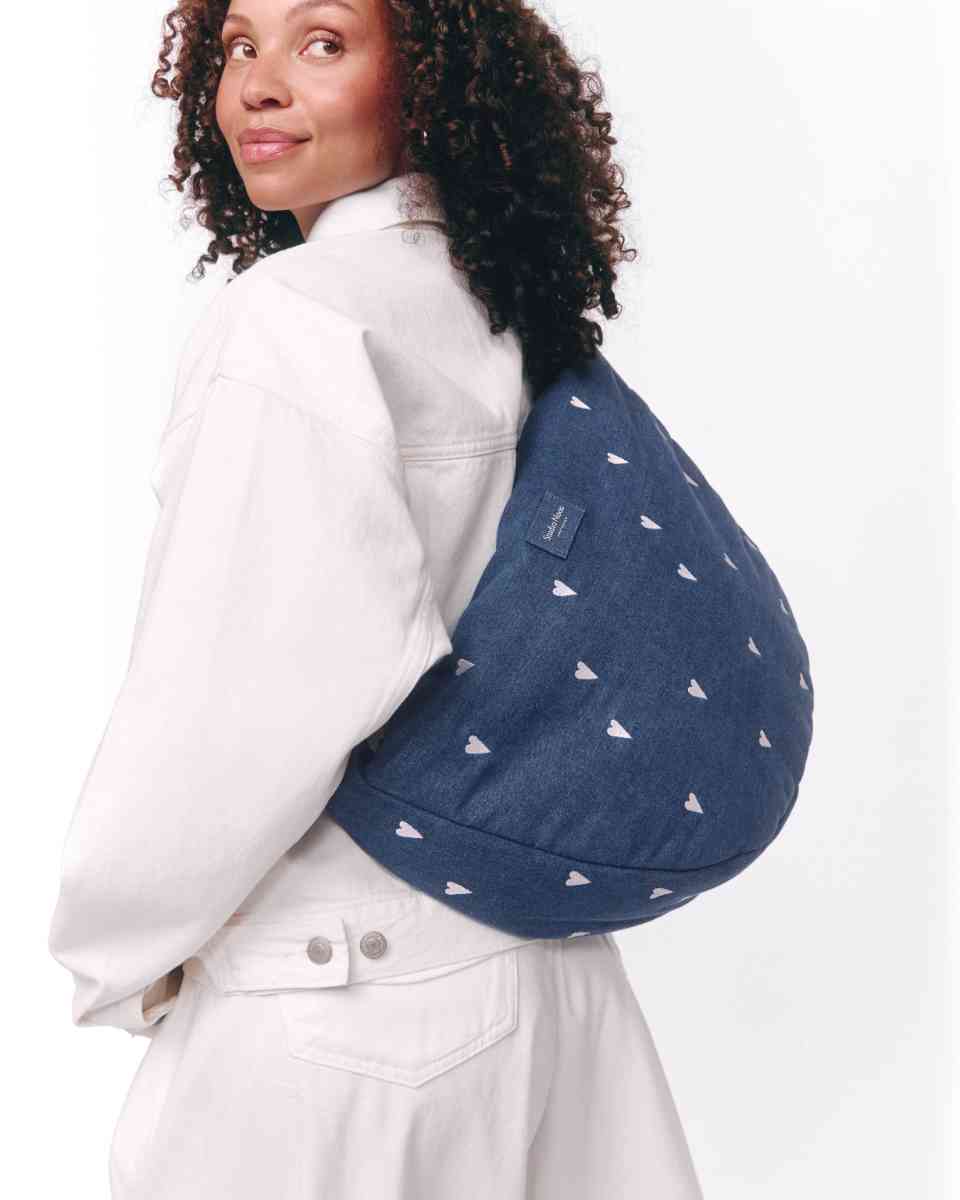 Blaue Tasche mit weißen Mustern - schräg getragen am Model