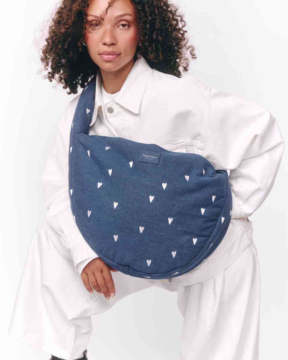 Studio Noos Tasche in Blau mit Herzen - getragen