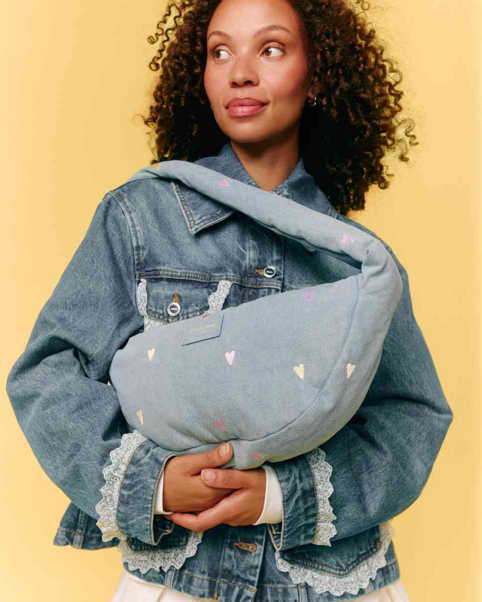 Herzgemusterte Stofftasche in Blau - getragen am Model