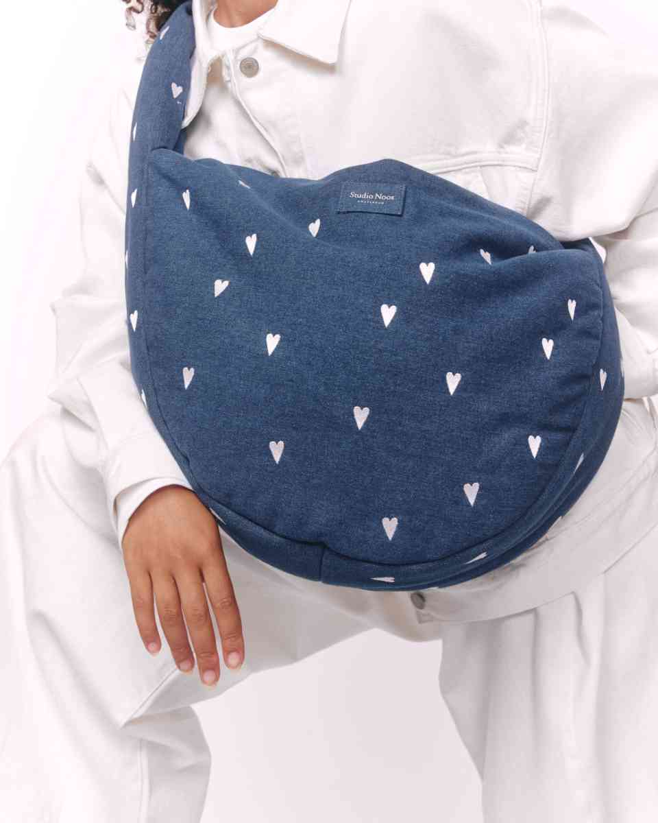 Studio Noos Tasche in Blau mit Herzen - getragen