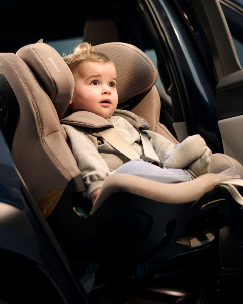 Maxi-Cosi-Pearl-XL-Slide-Pro-i-Size-Kindersitz-3M-12J-_Lifestyle_1