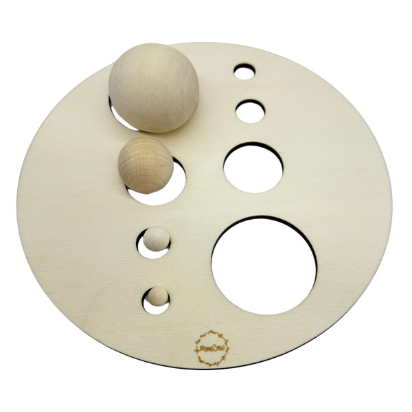 Momscrew Set Aktivitätsplatte Größenordnung + 12 Holzkugeln (10–50 mm)